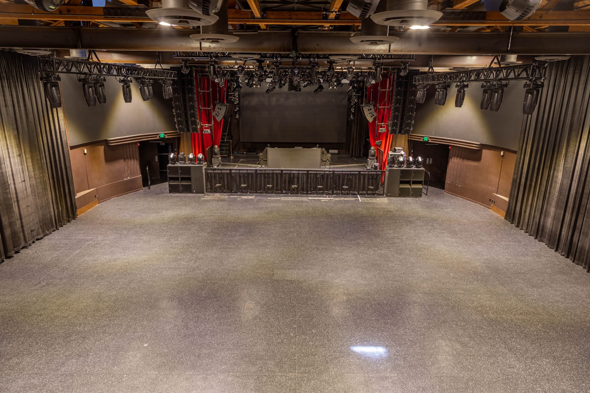 The floor and stage at The Vermont Hollywood from the side of the room