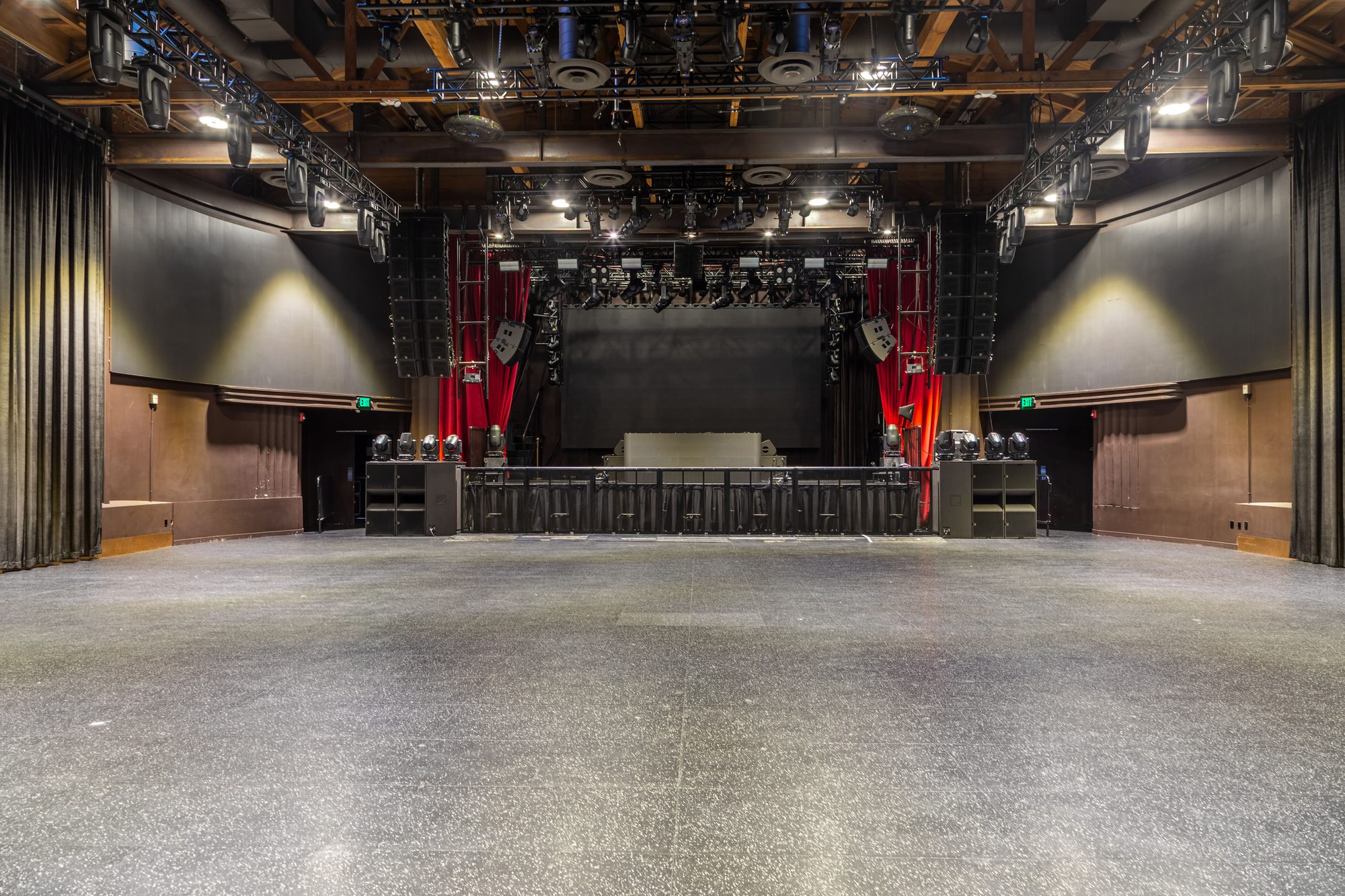 The stage and empty floor at The Vermont Hollywood, photographed by ConneryFilm